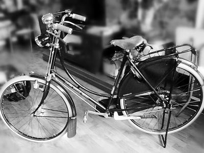 于立新老自行車(chē)?yán)锏哪甏貞?組圖)