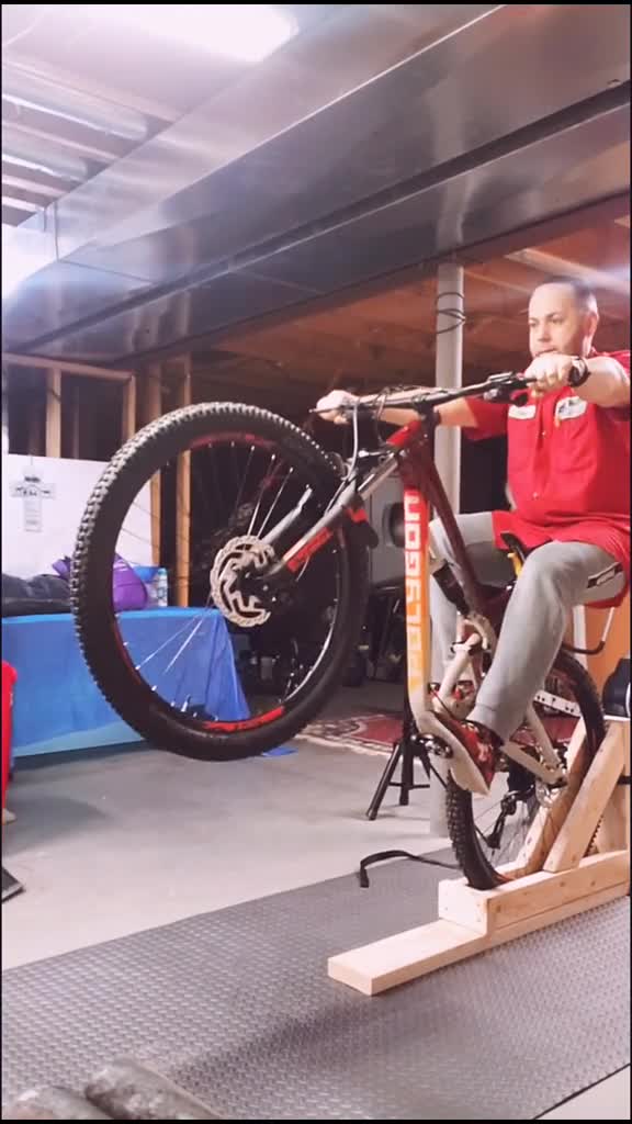 polygon bike是一家國(guó)際知名的專業(yè)自行車公司 主要生產(chǎn)制造鋼 鋁合金 碳纖維等材質(zhì)的自行車 其設(shè)計(jì)團(tuán)隊(duì)和研發(fā)團(tuán)隊(duì)中,有許多國(guó)際知名的一線冠軍騎手 產(chǎn)品特色比較注重用戶的體驗(yàn) 在車界獨(dú)樹一格的polygon,擁有著自主生產(chǎn),專業(yè)組裝和終端銷售的一站